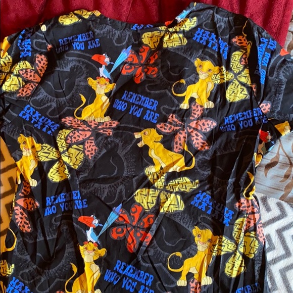 Three scrub shirts - Picture 5 of 7